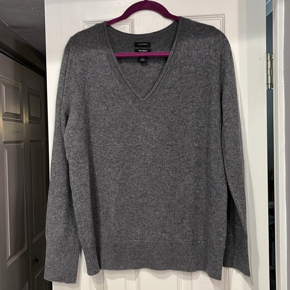 100% Cashmere Men’s V-neck by Halogen. Ribbed along V-neckline, waist & sleeve - Picture 3 of 11